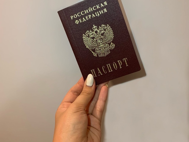 <p>Тебе исполнилось 14 лет и планируешь поездку в другой город на территории России, то для этого необходим только паспорт гражданина РФ, каких-либо дополнительных документов и письменное разрешения родителей не требуется.</p><p>На чем ты можешь отправиться в путешествие?</p><ol><li>На автобусе.</li><li>На поезде.</li><li>На электричке.</li><li>На самолёте.</li></ol><p>Россия многогранна, в ней сочетается холодный, заснеженный север и теплый, морской юг. Закрытые границы из-за пандемии, и это стало отличным поводом начать путешествовать по необъятной России.</p><p>Можно посетить Санкт-Петербург, все слышали про красоту этого города, многие мечтают посетить замечательный город на Неве. Питер называют культурной столицей России, в нем располагается большое количество памятников истории и культуры, известные театры такие как Мариинский, Александринский и Михайловский театры.</p><p>В Санкт-Петербурге работают свыше 200 музеев и их филиалов, знаменитый Эрмитаж около трёх миллионов произведений искусства и памятников мировой культуры. Русский музей самый обширный музей русского искусства. Петербург это не только сам город, но и его знаменитые пригороды. Достаточно назвать фонтаны Петергофа, чтобы ощутить чарующую романтику и красоту Города на Неве.</p><p>Достопримечательностей в этом прекрасном городе большое количество, например, Мечеть Кул Шариф – главная соборная мечеть республики Татарстан и Казани. В Казани основными верами является Ислам и Православие, именно поэтому в городе большое количество, красивейших мечетей. Мечеть – это Мусульманское молитвенное архитектурное сооружение. У Христиан – церковь, у Мусульман – мечеть.</p><p>Колокольня Богоявленского собора – старинная колокольня посреди пешеходной улицы Баумана, на ней есть замечательная смотровая площадка на которой открывается панорамный вид на Казань.</p><h3>Интересный факт:</h3><p>В далеком 2005 году Владимир Владимирович Путин назвал Казань: «Третья столица России».</p><h3>Итог: </h3><p>Если тебе исполнилось 14 лет у тебя открывается возможность посмотреть все грани России от заснеженного севера до морского юга, для этого тебе понадобиться только паспорт и деньги.</p>